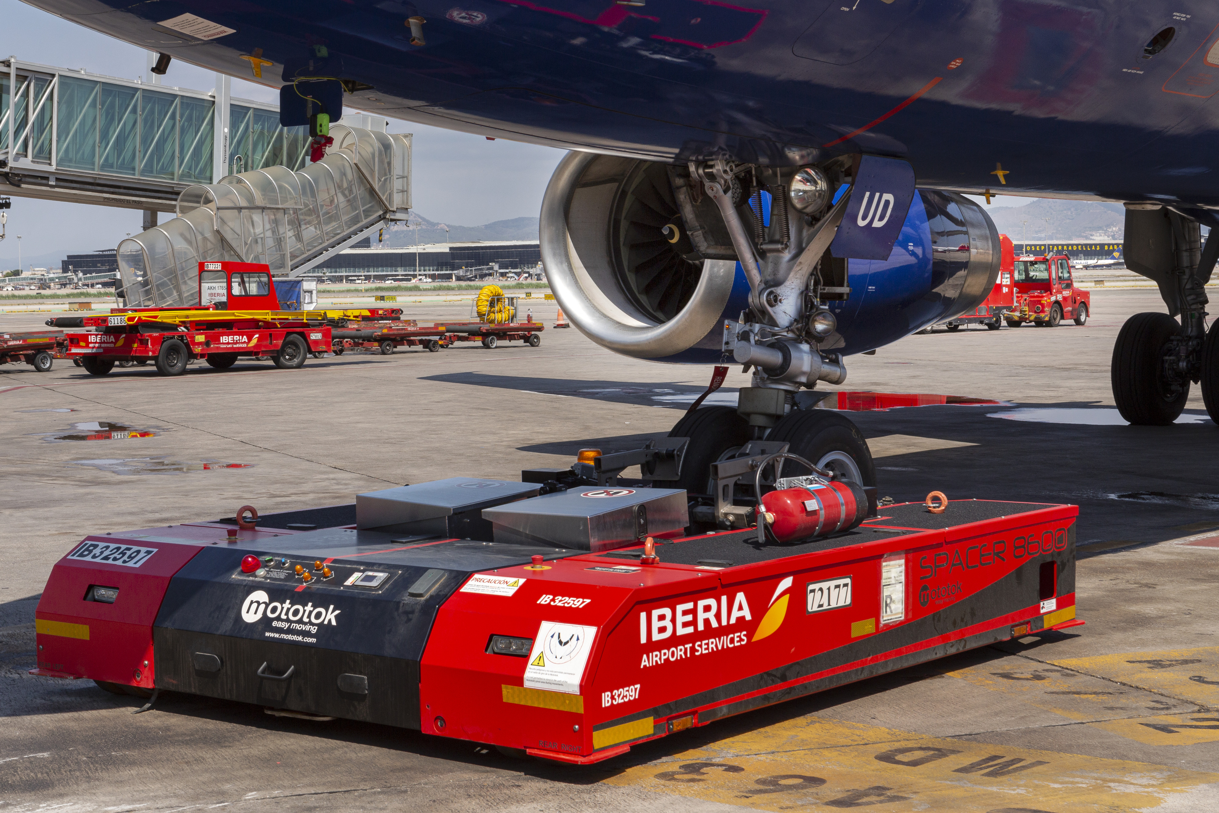 l2f-nov-21-pic-avgeeks-airport-mototok-pushback-tugs-1.jpg