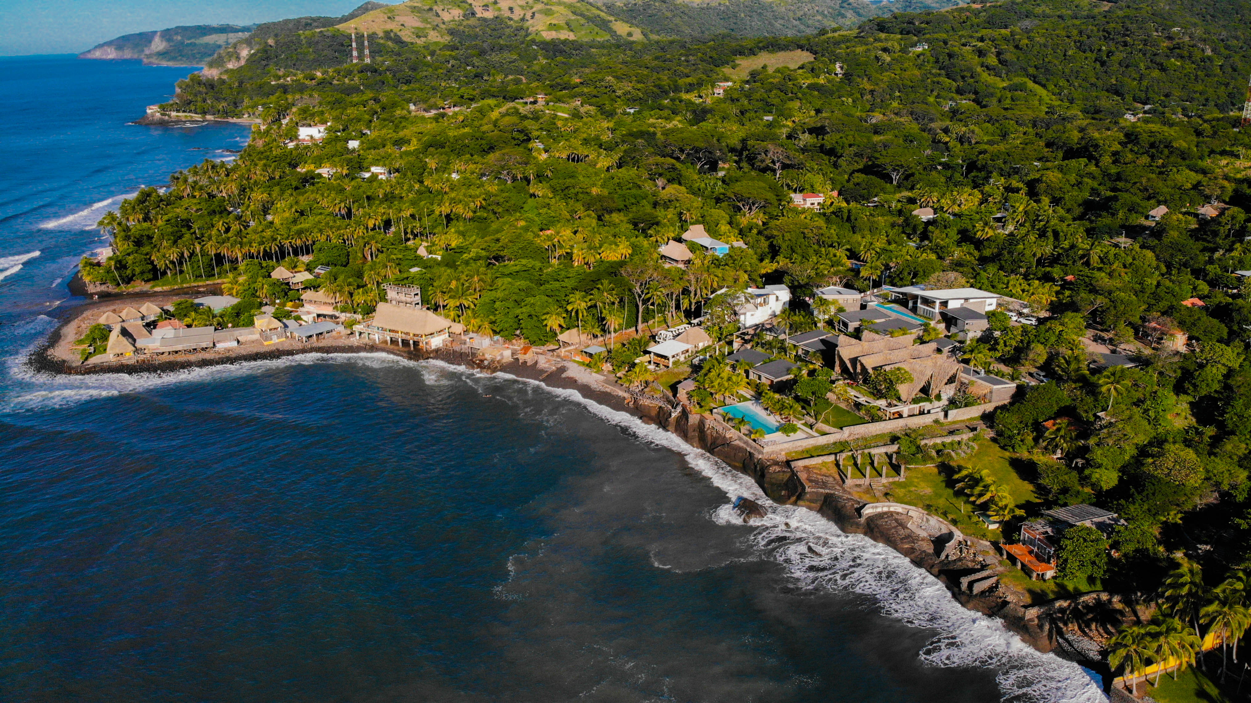 playa-El-Zonte-El-Salvador-Iberia-destino