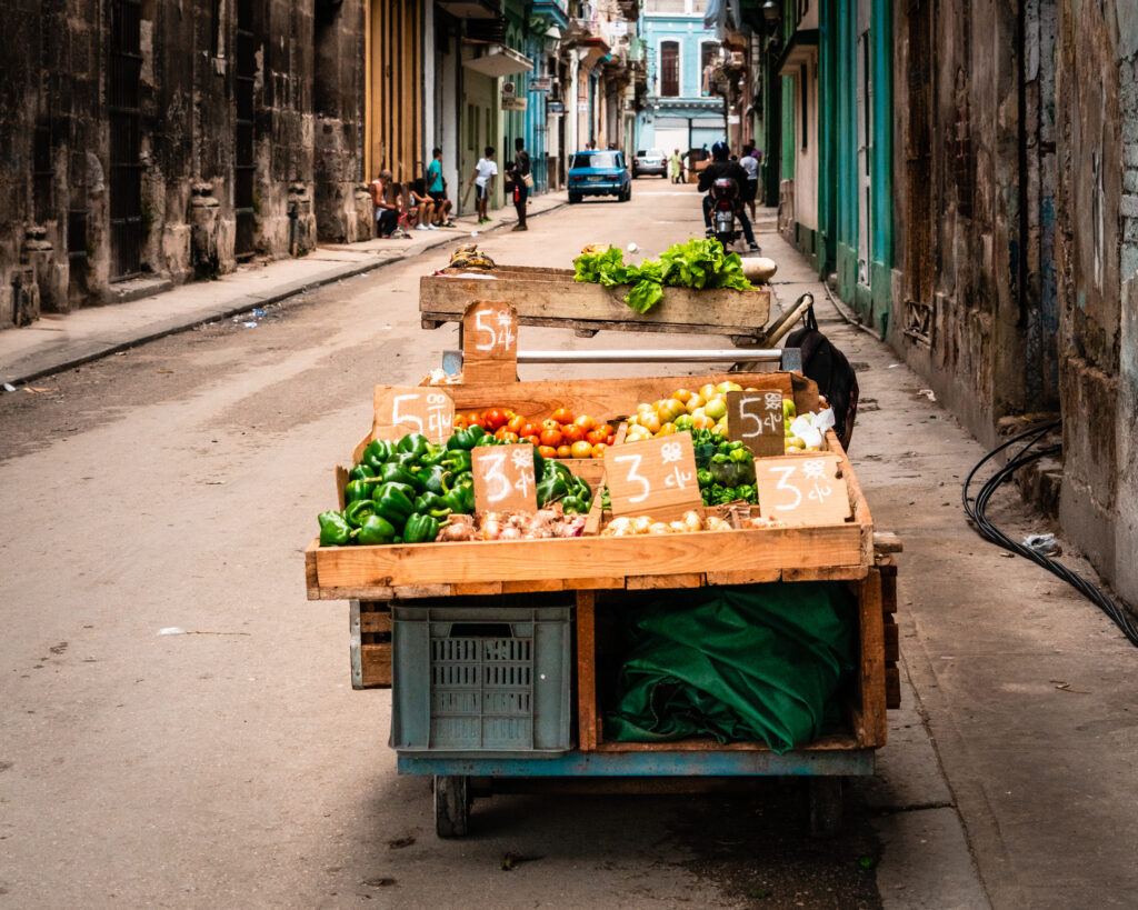 La-Habana-puesto-callejero-comida-tipica-Cuba-calles